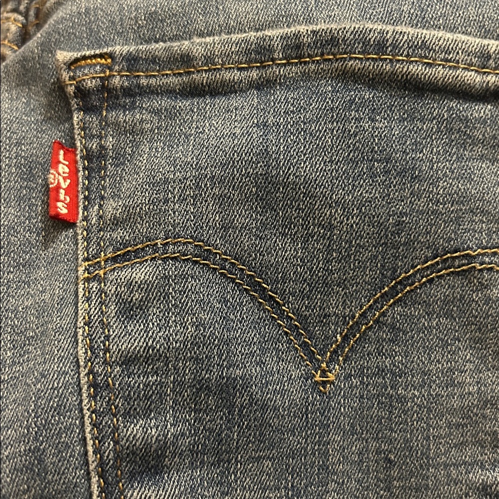 Levi’s Bermuda Shorts - Picture 9 of 14